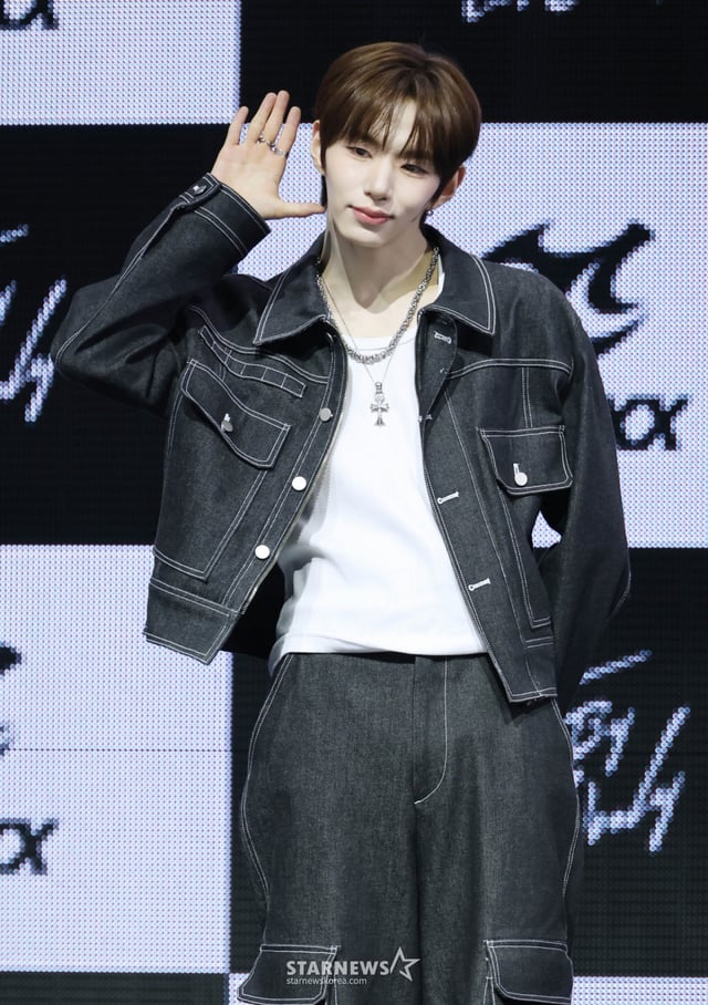 신인 보이그룹 '튜넥스'(TUNEXX) 성준이 3일 오후 서울 광진구 예스24라이브홀에서 진행된 데뷔 앨범이자 첫 미니앨범 ‘SET BY US ONLY' 발매기념 쇼케이스에서 포즈를 취하고 있다. 이번 앨범에는 타이틀곡 ‘내가 살아있다는 증거’를 비롯해 ‘100%’, ‘Obsessed(옵세스드)’, ‘Twenty Something(트웬티 썸띵)’ 등 총 4곡이 수록됐다. /2026.03.03 /사진=이동훈 photoguy@