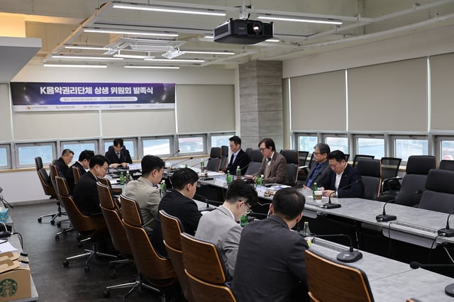 '상생위원회 선언문' 채택 및 서명이 진행되고 있다.
