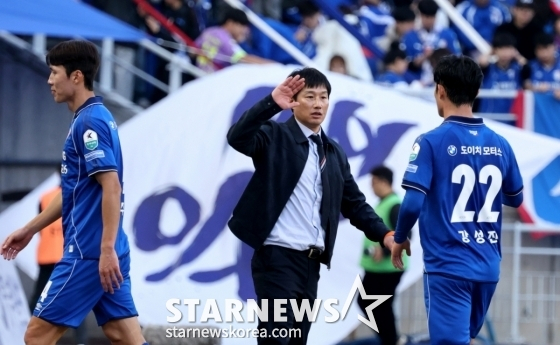 올 시즌 수원 삼성 지휘봉을 잡은 이정효(가운데) 감독. /사진=강영조 선임기자