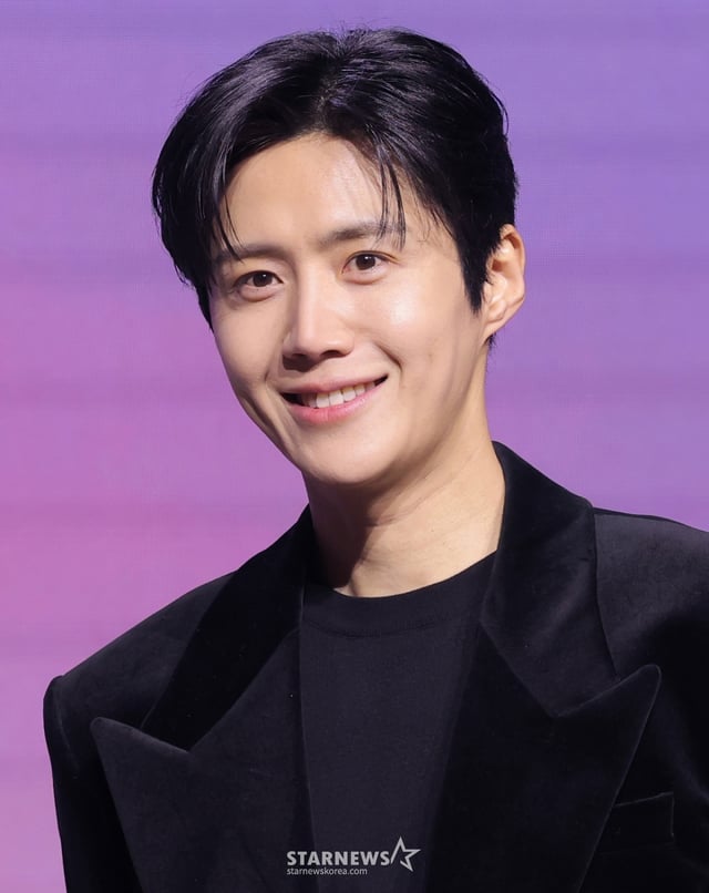 (Seoul = News1) Reporter Kwon Hyun-jin = Actor Kim Sun-ho can interpret the Netflix series 'This Love' held at Chosun Palace Seoul Gangnam in Gangnam-gu, Seoul on the 13th?' He is posing at a production presentation. Can you interpret this love?" is an unpredictable romantic comedy that unfolds when multi-lingual interpreter Kim Ju Ho-jin (played by Kim Seon-ho) takes over as an interpreter for top global star Kim Cha Mu-hee (played by Ko Yoon-jung). 2026.1.13/News1 Copyright © News1. All rights reserved. Unauthorized reproduction and redistribution, prohibition of using AI learning. /Photo = (Seoul = News 1) Reporter Kwon Hyun-jin