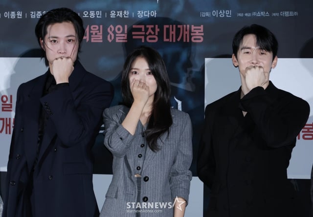 배우 이종원, 김혜윤, 김준한이 4일 오전 서울 CGV용산아이파크몰에서 진행된 영화 '살목지'(감독 이상민) 푸티지 시사 및 제작보고회에 참석해 포즈를 취하고 있다.  로드뷰 화면에 정체불명의 형체가 포착된 후, 재촬영을 위해 저수지로 향한 촬영팀이 물속의 존재와 마주하며 벌어지는 이야기를 그린 공포 영화 '살목지'는 내달 8일 개봉한다. /2026.03.04 /사진=이동훈 photoguy@