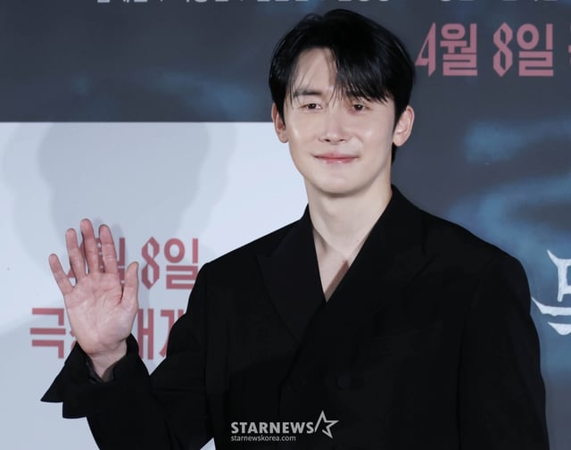 배우 김준한이 4일 오전 서울 CGV용산아이파크몰에서 진행된 영화 '살목지'(감독 이상민) 푸티지 시사 및 제작보고회에 참석해 포즈를 취하고 있다.  로드뷰 화면에 정체불명의 형체가 포착된 후, 재촬영을 위해 저수지로 향한 촬영팀이 물속의 존재와 마주하며 벌어지는 이야기를 그린 공포 영화 '살목지'는 내달 8일 개봉한다. /2026.03.04 /사진=이동훈 photoguy@
