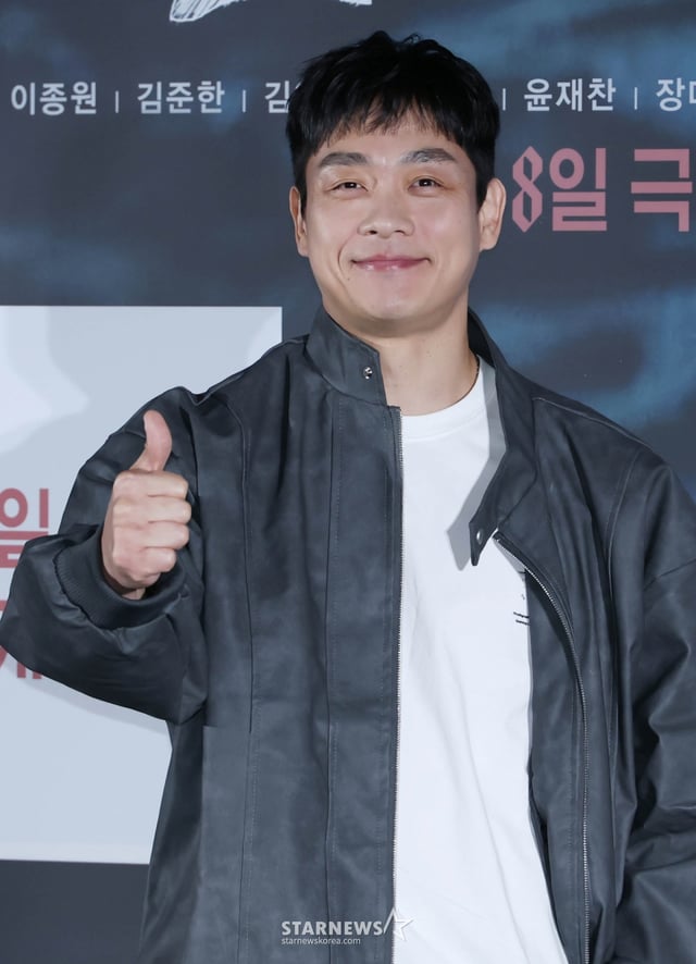 배우 김영성이 4일 오전 서울 CGV용산아이파크몰에서 진행된 영화 '살목지'(감독 이상민) 푸티지 시사 및 제작보고회에 참석해 포즈를 취하고 있다.  로드뷰 화면에 정체불명의 형체가 포착된 후, 재촬영을 위해 저수지로 향한 촬영팀이 물속의 존재와 마주하며 벌어지는 이야기를 그린 공포 영화 '살목지'는 내달 8일 개봉한다. /2026.03.04 /사진=이동훈 photoguy@