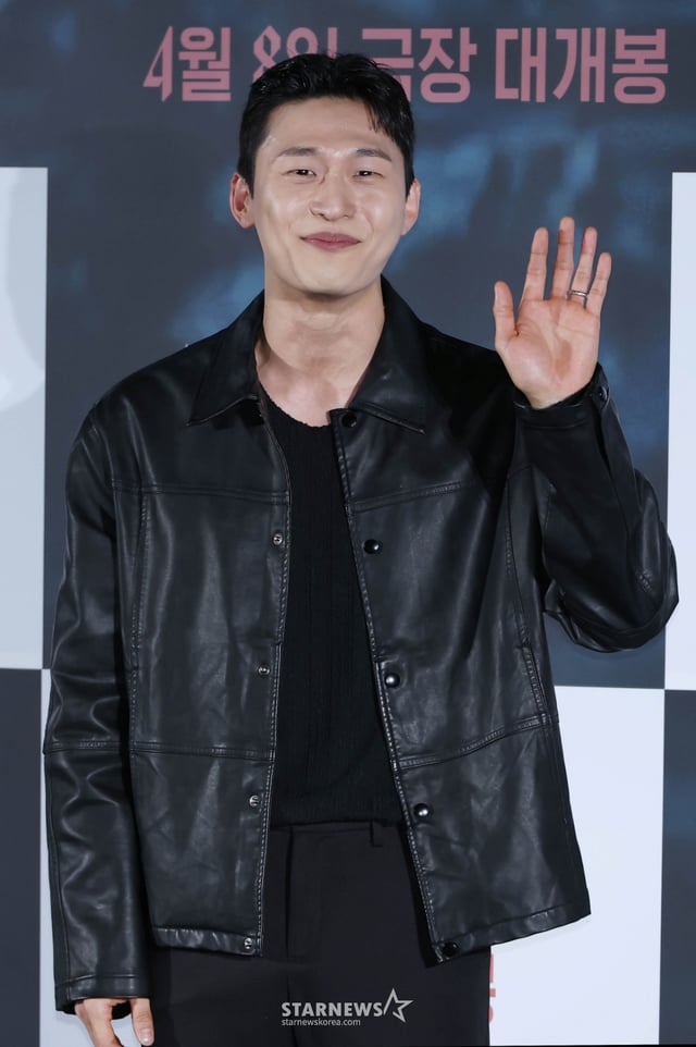 배우 오동민이 4일 오전 서울 CGV용산아이파크몰에서 진행된 영화 '살목지'(감독 이상민) 푸티지 시사 및 제작보고회에 참석해 포즈를 취하고 있다.  로드뷰 화면에 정체불명의 형체가 포착된 후, 재촬영을 위해 저수지로 향한 촬영팀이 물속의 존재와 마주하며 벌어지는 이야기를 그린 공포 영화 '살목지'는 내달 8일 개봉한다. /2026.03.04 /사진=이동훈 photoguy@