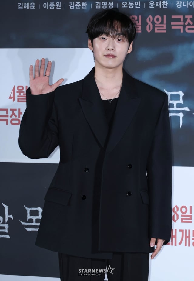 배우 윤재찬이 4일 오전 서울 CGV용산아이파크몰에서 진행된 영화 '살목지'(감독 이상민) 푸티지 시사 및 제작보고회에 참석해 포즈를 취하고 있다.  로드뷰 화면에 정체불명의 형체가 포착된 후, 재촬영을 위해 저수지로 향한 촬영팀이 물속의 존재와 마주하며 벌어지는 이야기를 그린 공포 영화 '살목지'는 내달 8일 개봉한다. /2026.03.04 /사진=이동훈 photoguy@