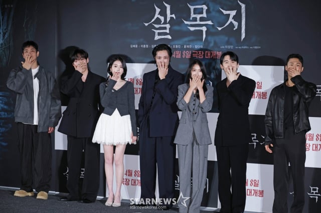 배우 김영성, 윤재찬, 장다아, 이종원, 김혜윤, 김준한, 오동민이 4일 오전 서울 CGV용산아이파크몰에서 진행된 영화 '살목지'(감독 이상민) 푸티지 시사 및 제작보고회에 참석해 포즈를 취하고 있다.  로드뷰 화면에 정체불명의 형체가 포착된 후, 재촬영을 위해 저수지로 향한 촬영팀이 물속의 존재와 마주하며 벌어지는 이야기를 그린 공포 영화 '살목지'는 내달 8일 개봉한다. /2026.03.04 /사진=이동훈 photoguy@