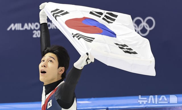 쇼트트랙 황대헌이 14일(현지 시간) 이탈리아 밀라노 아이스 스케이팅 아레나에서 열린 2026 밀라노·코르티나 담페초 동계올림픽 쇼트트랙 스피드스케이팅 남자 1500m에서 은메달을 차지한 뒤 태극기를 들고 경기장을 돌고 있다./사진=뉴시스