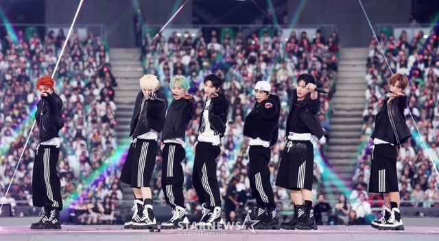 그룹 넥스지가 2025년 12월 6일 가오슝 내셔널 스타디움에서 진행된 스타뉴스 주최 '10주년 아시아 아티스트 어워즈 2025(10th Anniversary Asia Artist Awards 2025, '10주년 AAA 2025')에서 멋진 무대를 선보이고 있다. /2025.12.06 /사진=김휘선 hwijpg@