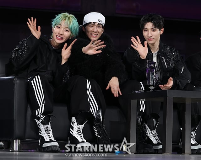 그룹 넥스지 멤버들이 2025년 12월 6일 가오슝 내셔널 스타디움에서 진행된 스타뉴스 주최 '10주년 아시아 아티스트 어워즈 2025(10th Anniversary Asia Artist Awards 2025, '10주년 AAA 2025')에서 무대에서 포즈를 취하고 있다. /사진=김진경 kim.jinkyung@