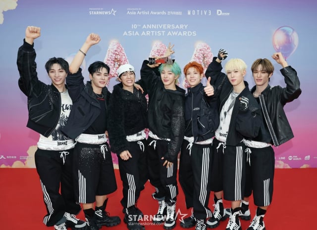 그룹 넥스지가 2025년 12월 6일 가오슝 내셔널 스타디움에서 진행된 스타뉴스 주최 '10주년 아시아 아티스트 어워즈 2025(10th Anniversary Asia Artist Awards 2025, '10주년 AAA 2025')에서 가수부문 베스트 뉴아티스트 상을 수상한 뒤 포즈를 취하고 있다. /2025.12.06 /사진=이동훈 photoguy@