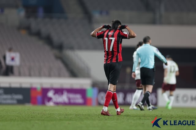 페널티킥 실책 후 아쉬워하는 후이즈. /사진=한국프로축구연맹 제공