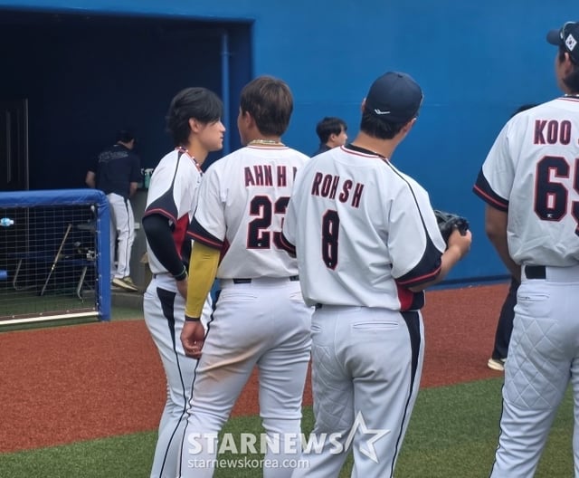 김도영(왼쪽)과 안현민이 일본 오키나와 카데나 구장에서 열린 2026 월드베이스볼클래식(WBC) 대비 훈련을 마치고 한담을 나눴다. /사진=김동윤 기자