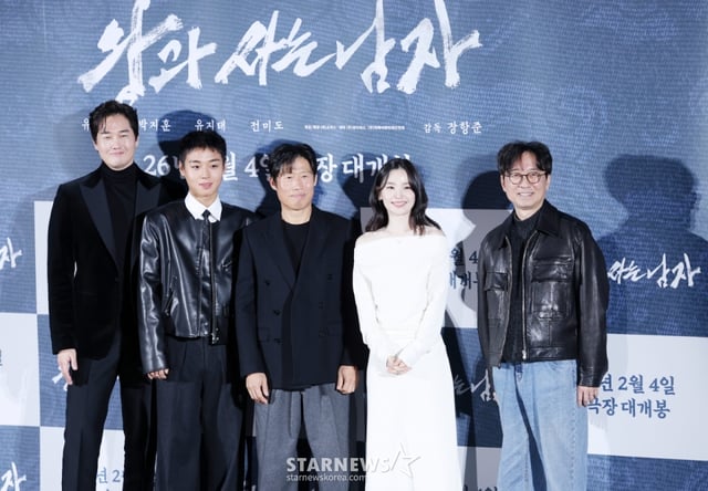 배우 유지태, 박지훈, 유해진, 전미도, 장항준 감독이 19일 서울 용산구 CGV 아이파크몰에서 진행된 영화 '왕과 사는 남자(감독 장항준)' 제작보고회에 참석해 포즈를 취하고 있다. /2025.12.19 /사진=김휘선 hwijpg@