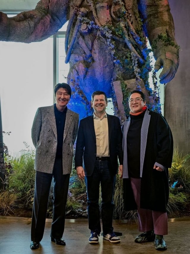 왼쪽부터 배우 송강호, 밥맥쿠이 나스닥 부회장, 최용호 갤럭시코퍼레이션 대표