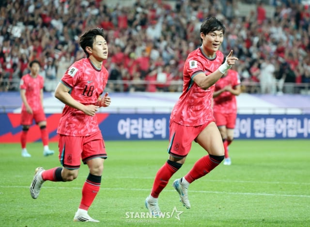 Oh Hyun-kyu is delighted with Lee Kang-in after scoring a goal against Kuwait, the last match of the final qualifying round for the North Korea-China World Cup, at Seoul World Cup Stadium in June last year. /Photo = Senior Reporter Kang Young-jo