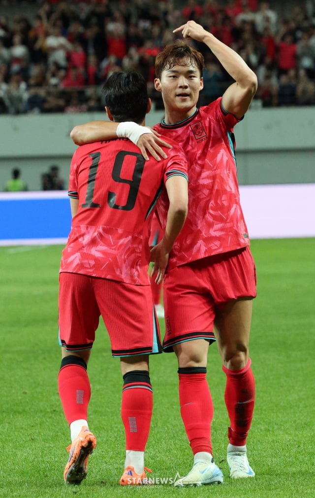 The Korean national soccer team played a friendly match against the Paraguay team at the Seoul World Cup Stadium in October last year. Oh Hyun-kyu is delighted with Lee Kang-in, who gave assist after scoring his second goal. /Photo = Senior Reporter Kim Jin-kyung