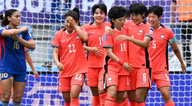 5일(한국시간) 호주 골드코스트의 골드코스트 스타디움에서 열린 2026 AFC 여자 아시안컵 조별리그 A조 2차전 필리핀전에서 득점에 성공한 뒤 기뻐하고 있는 한국 여자대표팀 선수들. /사진=AFC 제공