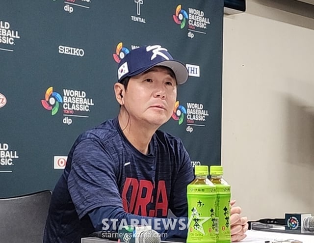 5일 체코전을 앞두고 취재진 질문을 듣고 있는 류지현 감독. /사진=박수진 기자