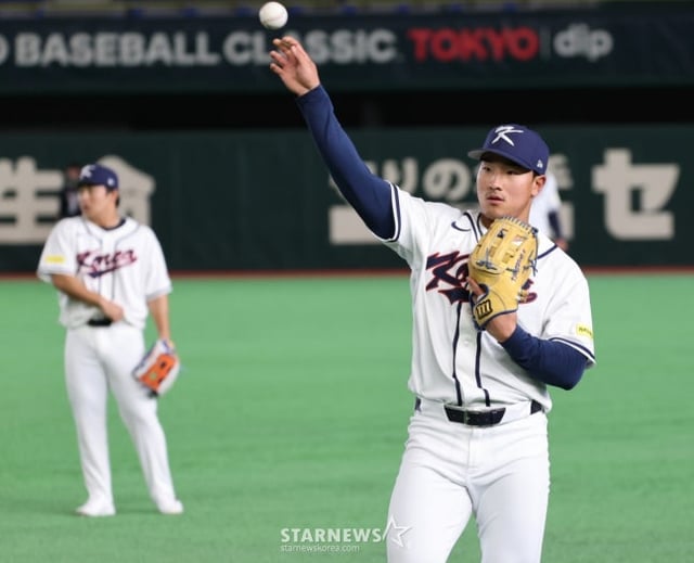 4日行われた公式トレーニングセッションでキャッチボールをしているアン·ヒョンミン。 /写真=姜永祚(カン·ヨンジョ)先任記者