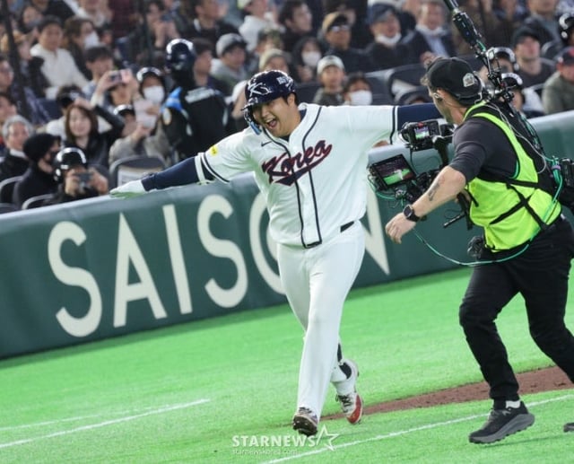 야구대표팀 5번타자 문보경이 5일 도쿄돔에서 열린 2026WBC 도쿄POOL 개막 두번째경기 한국과 체코경기 1회말 1사 만루에서 만루홈런을 터트린 후 세리머니를 펼치고 있다. /사진=강영조 선임기자