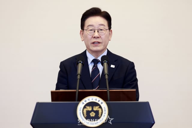 (서울=뉴스1) 허경 기자 = 이재명 대통령이 6일 청와대 영빈관에서 열린 2026년 준장 진급 장성 삼정검 수여식에서 격려사를 하고 있다. (청와대통신사진기자단)  2026.3.6/뉴스1  Copyright © 뉴스1. All rights reserved. 무단 전재 및 재배포,  AI학습 이용 금지. /사진=(서울=뉴스1) 허경 기자