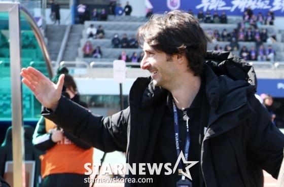 제라드 누스 파주 프런티어 FC 감독. /사진=김진경 대기자