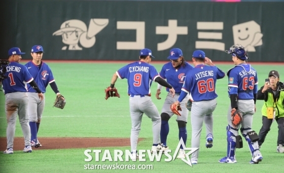 대만 선수들이 7일 도쿄돔에서 열린 2026WBC 도쿄POOL 대만과 체코 경기에서 콜드케임 승을 거둔 후 그라운드를 나서고 있다. /사진=강영조 선임기자