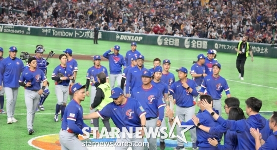 대만 선수들이 7일 도쿄돔에서 열린 2026WBC 도쿄POOL 대만과 체코 경기에서 콜드케임 승을 거둔 후 그라운드를 나서고 있다. /사진=강영조 선임기자