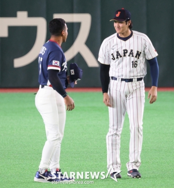 저마이 존스(왼쪽)가 7일 도쿄돔에서 열린 2026WBC 도쿄POOL 대한민국과 일본의 경기 시작에 훈련을 하던 중 오타니와 반갑게 인사를 를 하고 있다. /사진=강영조 선임기자