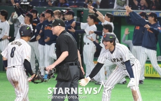 일본 4번타자 요시다가 7일 도쿄돔에서 열린 2026WBC 도쿄POOL 대한민국과 일본의 경기 7회말 2사 만루에서  2타점 적시타를 터트렸다.  득점한 오타니와 곤도가 자축하고 있다. /사진=강영조 선임기자