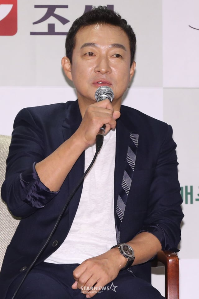 $ 배우 이재룡이 10일 오전 강남구 삼성동 그랜드 인터컨티넨탈호텔 서울 파르나스에서 열린 TV조선 예능프로그램 '인스턴트의 재발견 간편밥상' 제작발표회에서 질문에 답하고 있다. '인스턴트의 재발견 간편밥상'은 인스턴트가 건강에 해롭다는 고정관념을 깨고, 바쁜 현대인에게 어렵고 낯선 재료가 아닌 인스턴트 식품을 이용해 간편하고 건강한 요리를 만드는 방법을 알려주는 프로그램으로 10일 밤 9시 50분 첫 방송된다. /사진=이기범 기자 leekb@