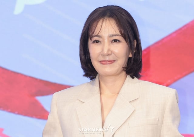 (서울=뉴스1) 권현진 기자 = 배우 유호정이 14일 오후 서울 구로구 더세인트에서 열린 KBS 2TV 새 주말드라마 '사랑을 처방해 드립니다'(극본 박지숙) 제작발표회에 참석해 포즈를 취하고 있다. '사랑을 처방해 드립니다'는 30년 동안 악연으로 얽혔던 두 집안이 오해를 풀고 서로의 상처를 보듬으며, 결국 하나의 가족으로 다시 태어나는 패밀리 메이크업 드라마다. 2026.1.28/뉴스1 Copyright © 뉴스1. All rights reserved. 무단 전재 및 재배포, AI학습 이용 금지. /사진=(서울=뉴스1) 권현진 기자