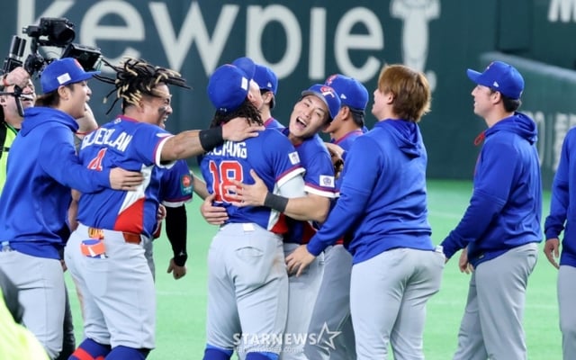 Taiwanese players sharing joy with each other on the mound. /Photo = Senior Reporter Kang Young-jo