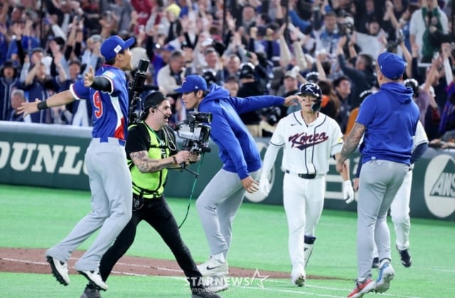 Taiwanese players are happy when Kim Do-young is out at the end of the ninth inning. /Photo = Senior Reporter Kang Young-jo