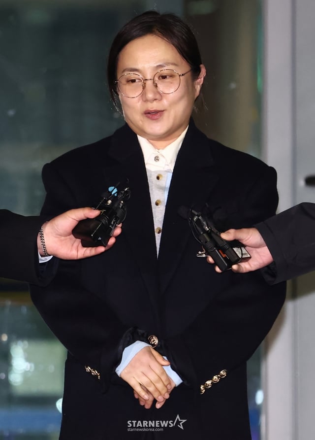 (서울=뉴스1) 김민지 기자 = 전직 매니저들에게 갑질을 했다는 등의 의혹에 휩싸인 개그우먼 박나래가 20일 밤 서울 강남경찰서에서 피고발인 조사를 마치고 나오며 취재진 질의에 답변하고 있다. 2026.2.20/뉴스1  Copyright © 뉴스1. All rights reserved. 무단 전재 및 재배포,  AI학습 이용 금지. /사진=(서울=뉴스1) 김민지 기자