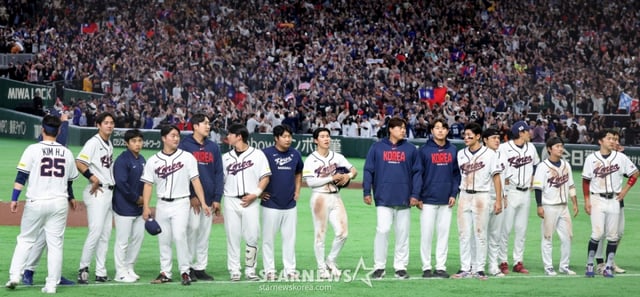야구대표팀 주장 이정후와 선수들이 8일 도쿄돔에서 열린 2026 WBC 도쿄POOL 대한민국과 대만 경기 승부치기에서 패한 후 그라운드를 나서고 있다.    2026.03.08. /사진=강영조 선임기자