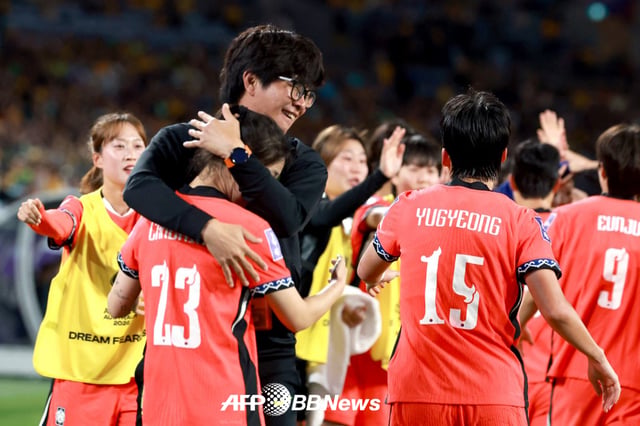 신상우 여자축구대표팀 감독이 8일 호주 시드니에서 열린 호주와의 2026 AFC 여자 아시안컵 조별리그 최종전에서 골을 넣은 강채림을 안아주며 축하하고 있다. /AFPBBNews=뉴스1