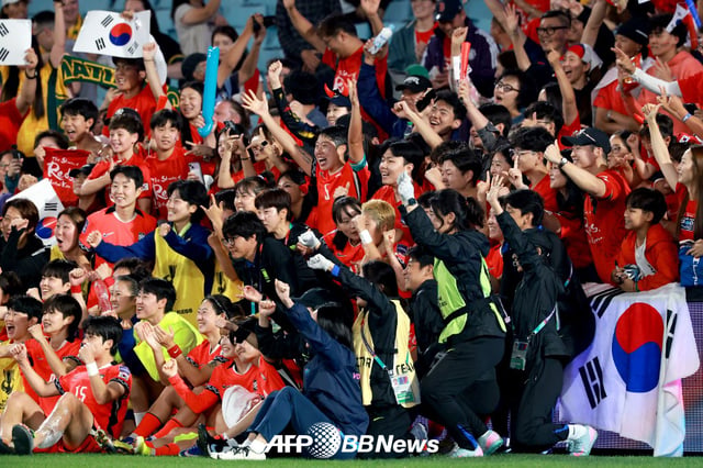 대한민국 여자 축구대표팀이 8일 호주 시드니에서 열린 호주와의 2026 AFC 여자 아시안컵 조별리그 최종전에서 3-3으로 비긴 뒤 조 1위로 8강에 진출하자 팬들과 기념사진을 촬영하고 있다. /AFPBBNews=뉴스1
