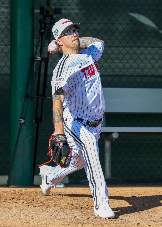 Lachlan Wells throws a practice pitch at the Arizona Spring camp in the U.S. /Photo = LG Twins