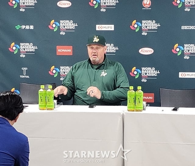 Coach Nielsen came into the interview room after the match against Japan. /Photo = Reporter Park Soo-jin