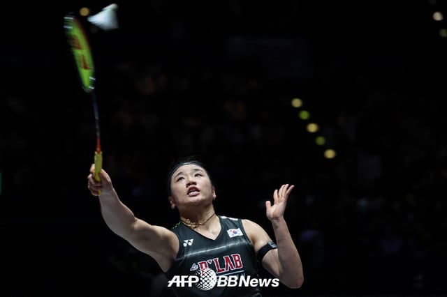 8日(韓国時間)、英国バーミンガムのユティリタ·アリーナで行われた2026世界バドミントン連盟(BWF)ワールドツアー·スーパー1000全英オープン決勝で、ワン·ズイと激突したアン·セヨン。 /AFPBBNews=ニュース1