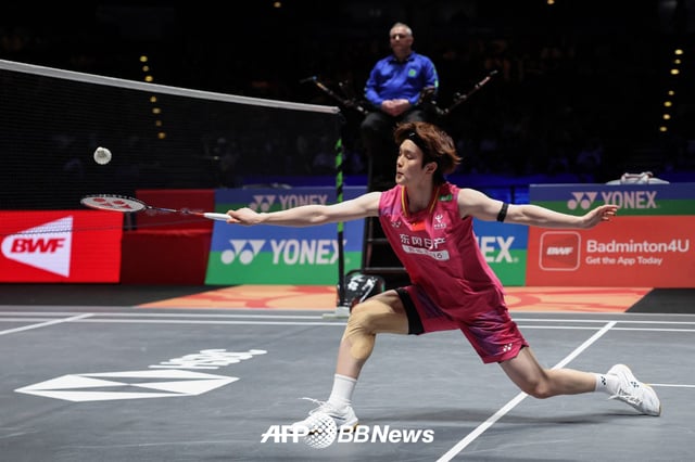 8日(韓国時間)、英国バーミンガムのユティリタ·アリーナで行われた2026世界バドミントン連盟(BWF)ワールドツアー·スーパー1000全英オープン決勝で、アン·セヨンと激突したワン·ズイの姿。 /AFPBBNews=ニュース1