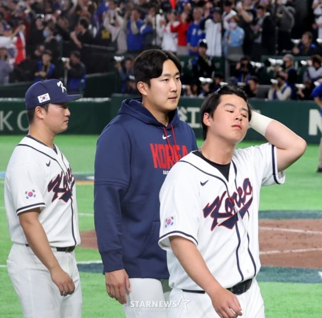 8일 대만전 패배 직후 아쉬워하는 고우석(왼쪽부터)과 손주영, 노시환. /사진=강영조 선임기자