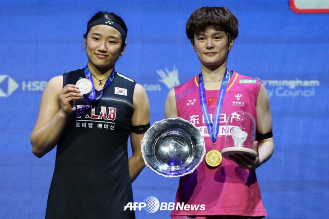 8일(한국시간) 영국 버밍엄의 유틸리타 아레나에서 열린 2026 세계배드민턴연맹(BWF) 월드투어 슈퍼 1000 전영오픈 결승에서 준우승을 차지한 안세영(왼쪽)과 우승을 차지한 왕즈이. /AFPBBNews=뉴스1