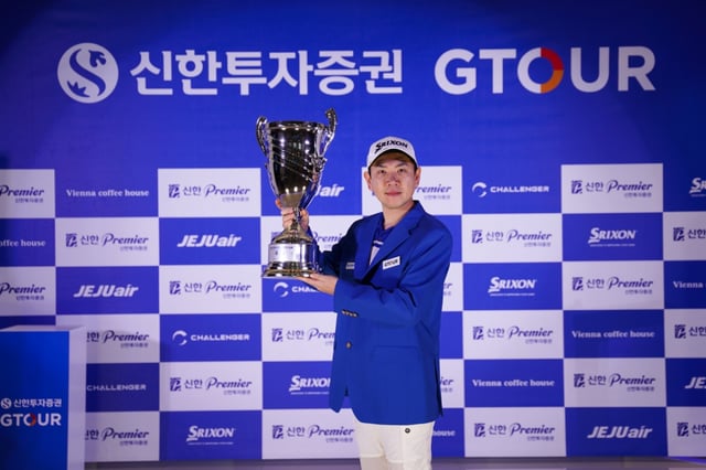 Lee Sung-hoon, the winner of the third major competition of the 2026 Shinhan Investment & Securities GTOUR, is taking a commemorative photo with the trophy