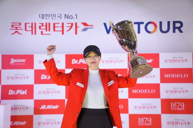 Lee Jin-kyung, the winner of the third major championship of the 2026 Lotte Rent-a-Car WGTOUR, is taking a commemorative photo with the trophy