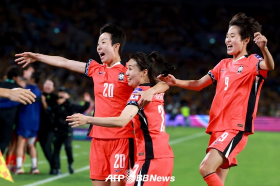 대한민국 여자 축구대표팀 선수들이 8일 호주 시드니의 스타디움 오스트레일리아에서 열린 2026 AFC 여자 아시안컵 조별리그 A조 3차전 호주전에서 골을 넣은 뒤 기뻐하고 있다. /AFPBBNews=뉴스1