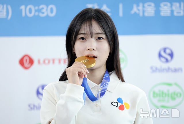 스노보드 하프파이프 금메달리스트 최가온이 9일 서울 송파구 올림픽파크텔에서 열린 '2026 밀라노-코르티나 동계올림픽' 미디어데이에서 금메달과 포즈를 취하고 있다. /사진=뉴시스