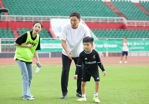 Director Kim Sang-sik (center) is guiding children. /Photo = Courtesy of the Korea Professional Football League