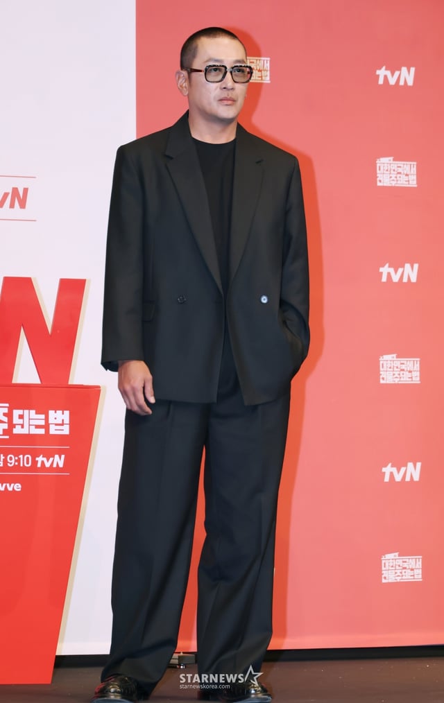 배우 하정우가 9일 오후 서울 구로구 더링크호텔에서 진행된 tvN 토일드라마 '대한민국에서 건물주 되는 법' 제작발표회에 참석해 포즈를 취하고 있다.  빚에 허덕이는 생계형 건물주가 목숨보다 소중한 가족과 건물을 지키기 위해 가짜 납치극에 가담하며 벌어지는 서스펜스 '대한민국에서 건물주 되는 법'은 오는 14일 첫 방송된다. /2026.03.09 /사진=이동훈 photoguy@